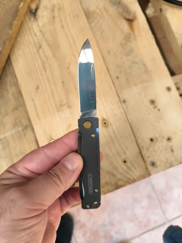 Navaja Sanrenmu con tijeras