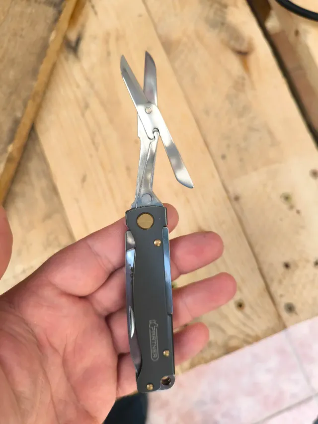 Navaja Sanrenmu con tijeras