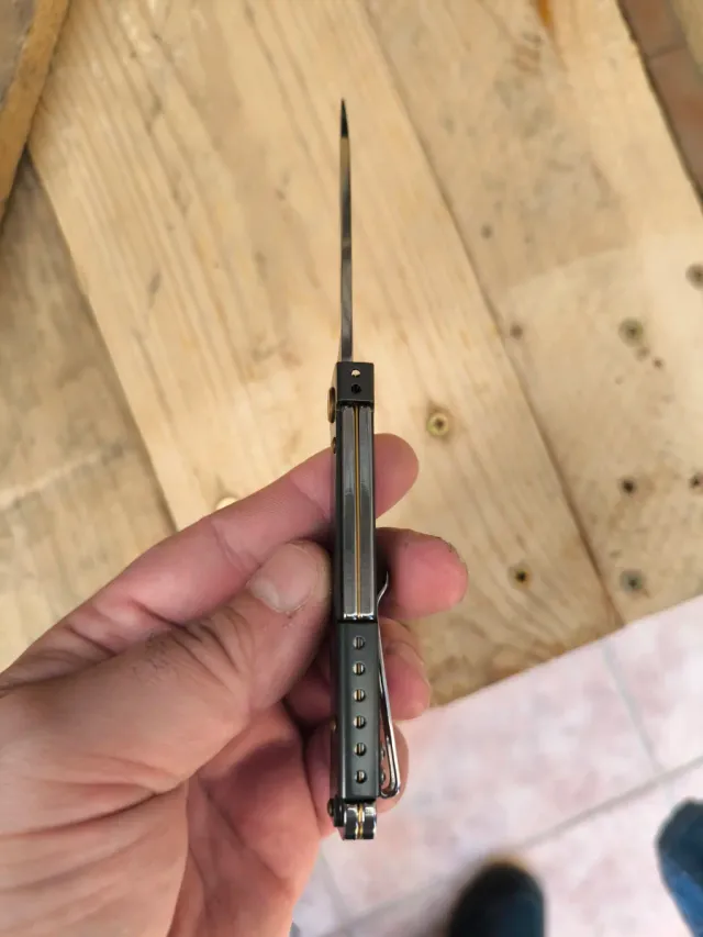 Navaja Sanrenmu con tijeras