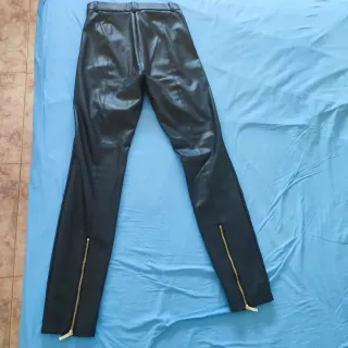 Pantalón piel Zara