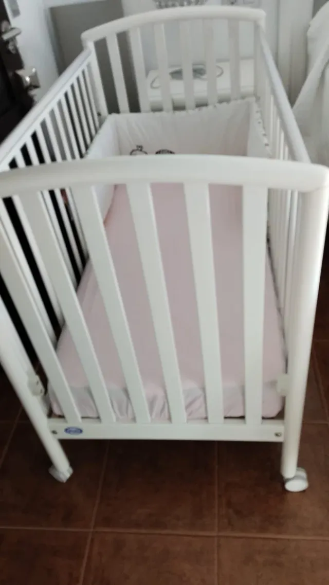 Cuna de bebé blanca