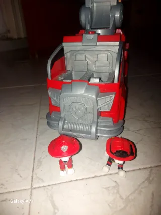 Camion dei pompieri giocattolo con personaggi