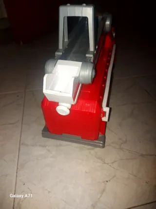 Camion dei pompieri giocattolo con personaggi