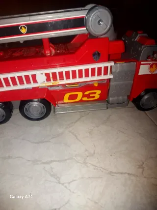 Camion dei pompieri giocattolo con personaggi