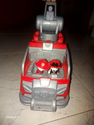 Camion dei pompieri giocattolo con personaggi