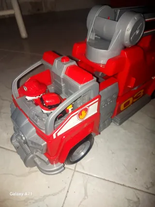 Camion dei pompieri giocattolo con personaggi