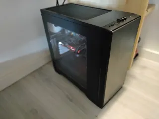 Ordenador de sobremesa, pantalla, teclado y ratón