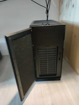 Ordenador de sobremesa, pantalla, teclado y ratón