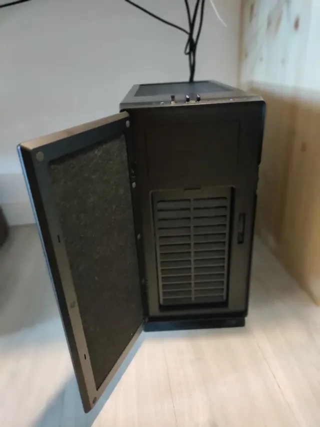 Ordenador de sobremesa, pantalla, teclado y ratón