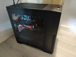 Ordenador de sobremesa, pantalla, teclado y ratón