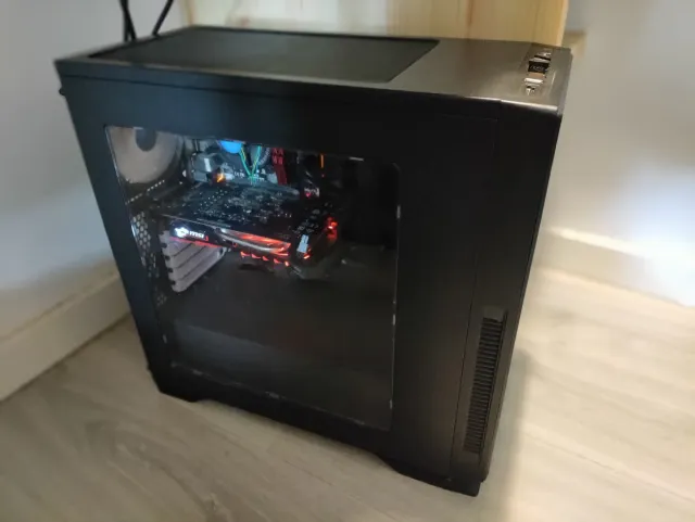 Ordenador de sobremesa, pantalla, teclado y ratón