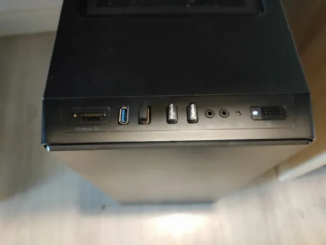 Ordenador de sobremesa, pantalla, teclado y ratón