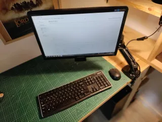 Ordenador de sobremesa, pantalla, teclado y ratón