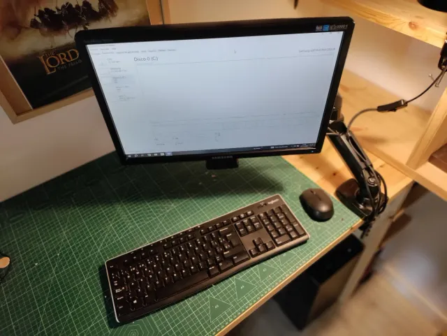 Ordenador de sobremesa, pantalla, teclado y ratón