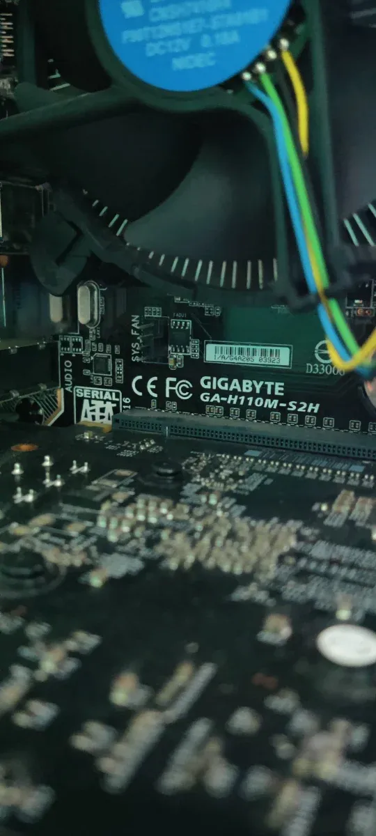 Ordenador de sobremesa, pantalla, teclado y ratón