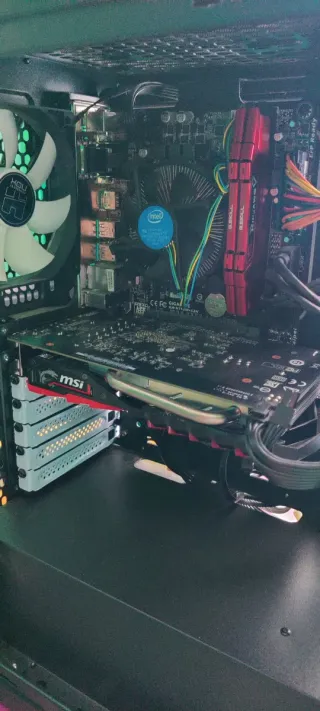 Ordenador de sobremesa, pantalla, teclado y ratón