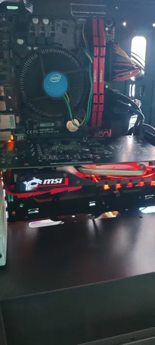 Ordenador de sobremesa, pantalla, teclado y ratón