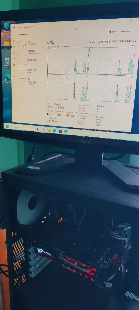 Ordenador de sobremesa, pantalla, teclado y ratón