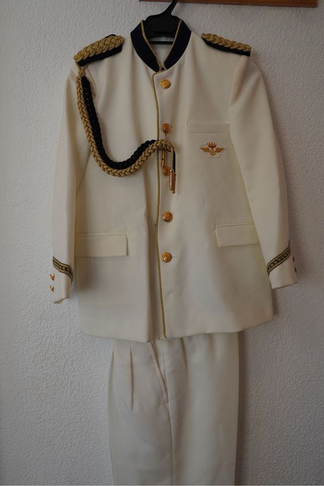 Traje de Comunión Blanco y Dorado.