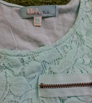 Camiseta Bershka azul encaje cremallera