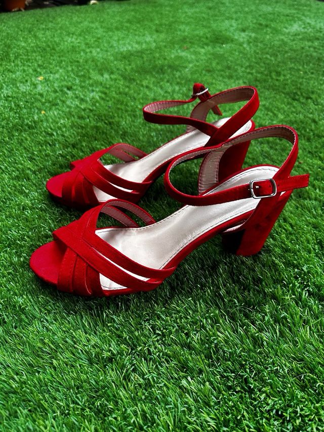 Sandálias vermelhas com tiras T.41