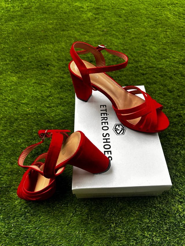 Sandálias vermelhas com tiras T.41
