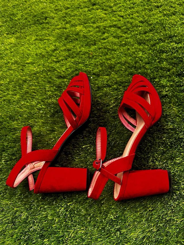 Sandálias vermelhas com tiras T.41