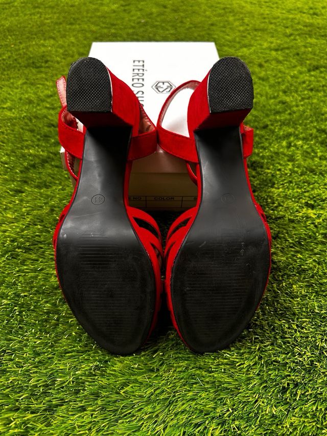 Sandálias vermelhas com tiras T.41