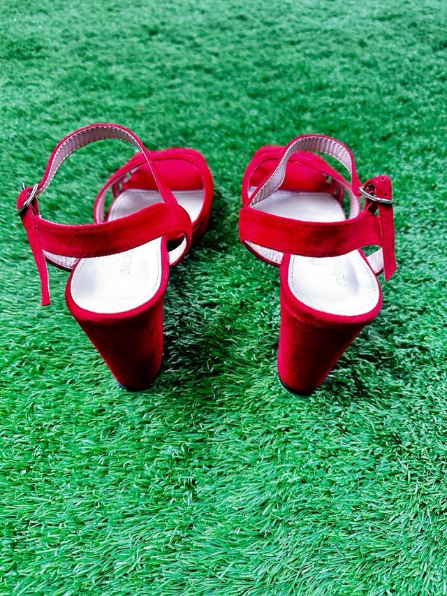 Sandálias vermelhas com tiras T.41