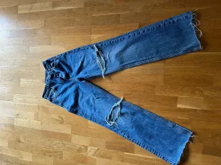 Pantalones vaqueros Zara  son anchos y está nuevo