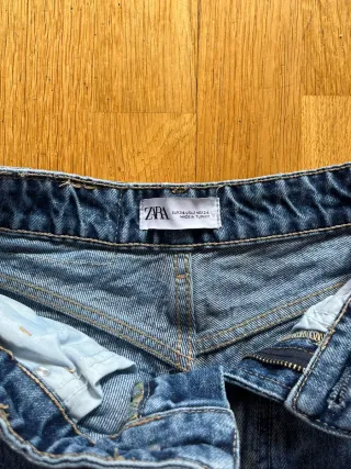 Pantalones vaqueros Zara  son anchos y está nuevo