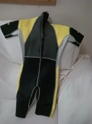 Traje de surf neopreno amarillo y negro