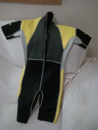 Traje de surf neopreno amarillo y negro
