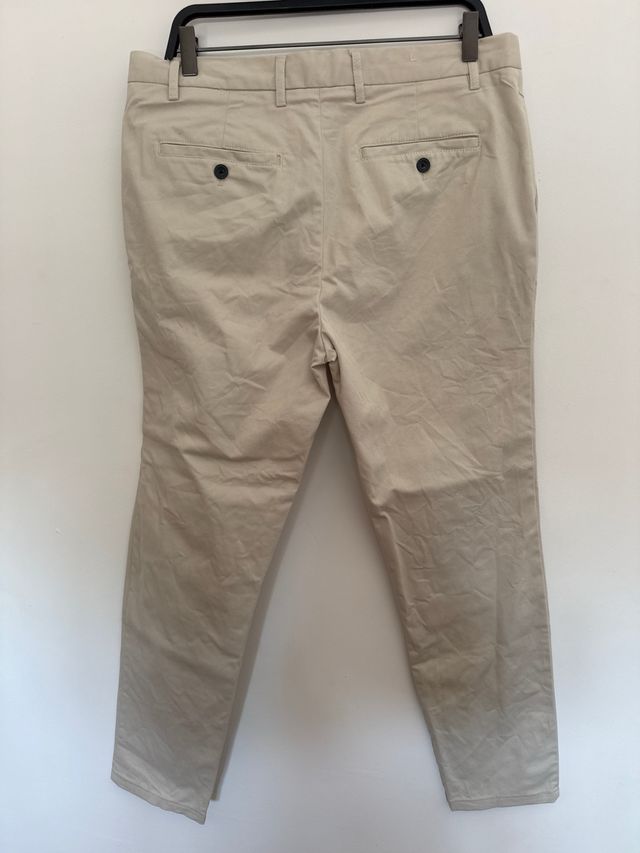 Pantalón chino beige