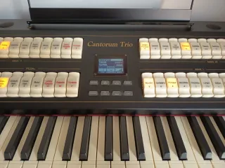 Órgano Viscount Cantorum Trio + Soporte + Pedal