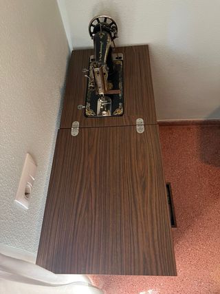 Mesa y Máquina de Coser Singer Antigua