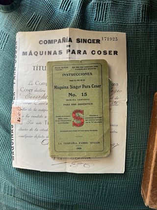 Mesa y Máquina de Coser Singer Antigua