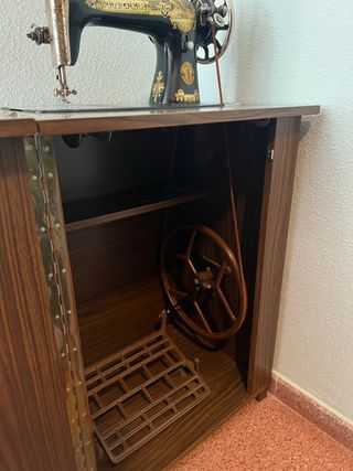Mesa y Máquina de Coser Singer Antigua