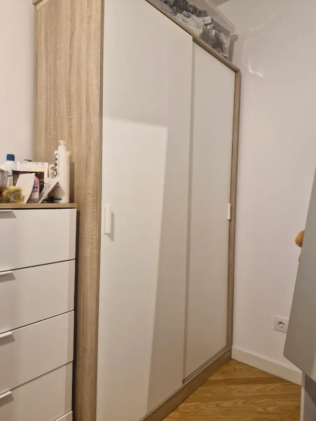 Armario puertas correderas madera y blanco