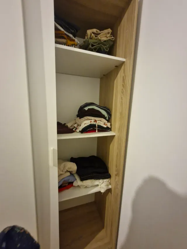 Armario puertas correderas madera y blanco