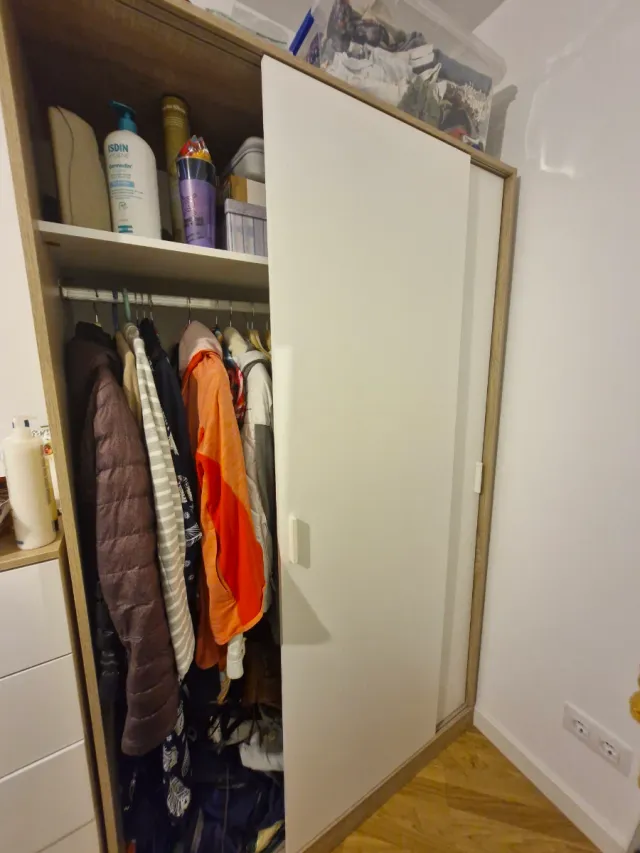 Armario puertas correderas madera y blanco