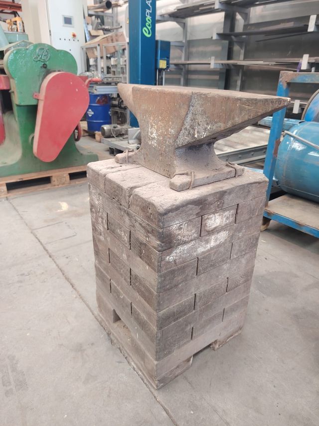 Yunque con soporte de madera