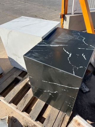Mesa cubo mármol negro y blanco
