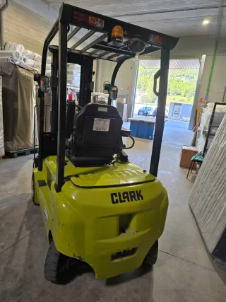 Carretilla elevadora CLARK eléctrica