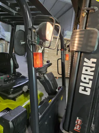 Carretilla elevadora CLARK eléctrica