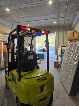 Carretilla elevadora CLARK eléctrica