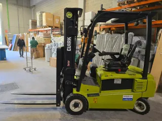 Carretilla elevadora CLARK eléctrica