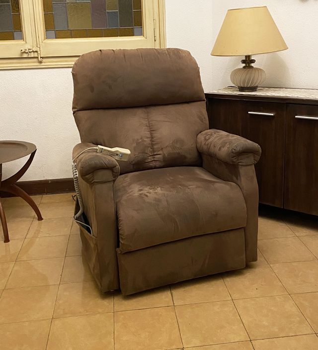 Sillón reclinable eléctrico marrón