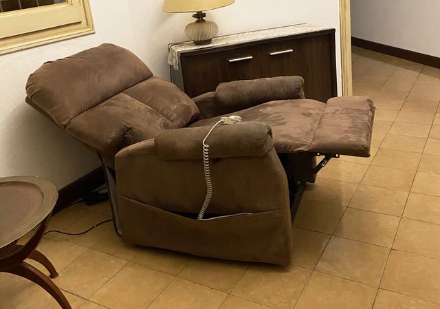 Sillón reclinable eléctrico marrón