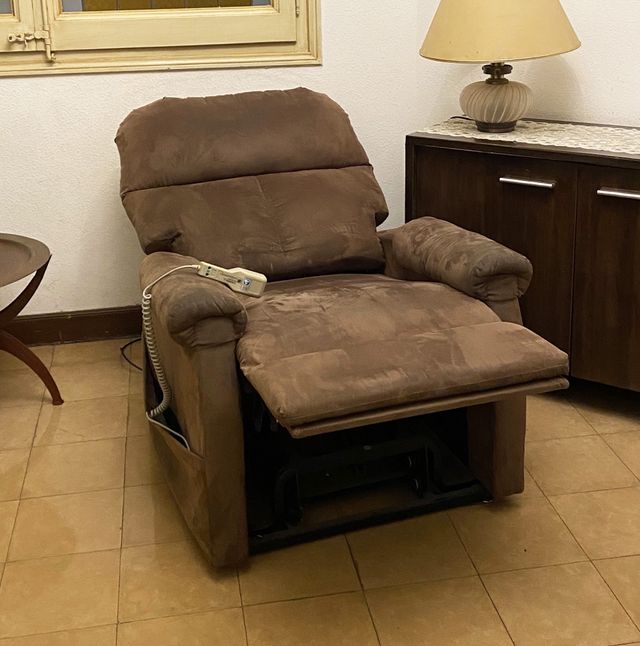 Sillón reclinable eléctrico marrón